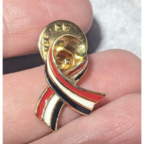 Vintage Patriotic USA Ribbon Right White And Blue Enamel Lapel Pin - Picture 3 of 4